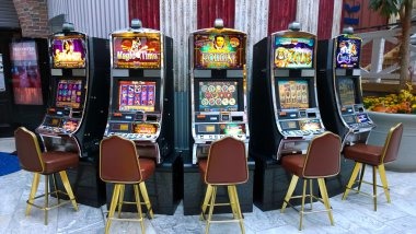 Big Bass Bonanza slot game interface on gemar4d mobile app showing five reels and fishing-themed symbols